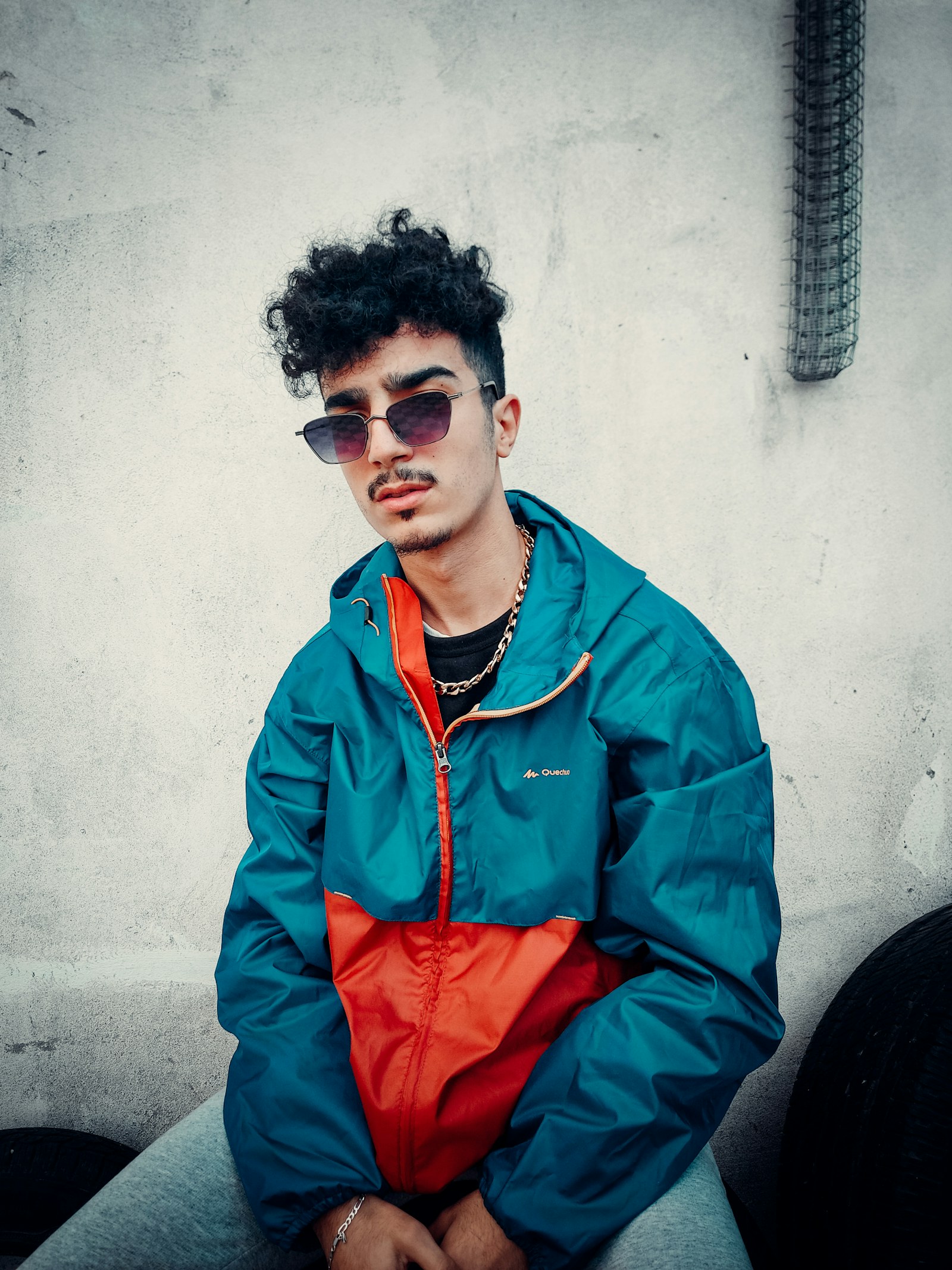 Pessoa usando moletom oversized em ambiente urbano